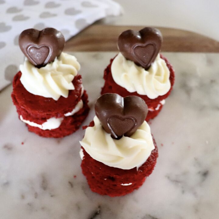 mini red Velvet Cakes 