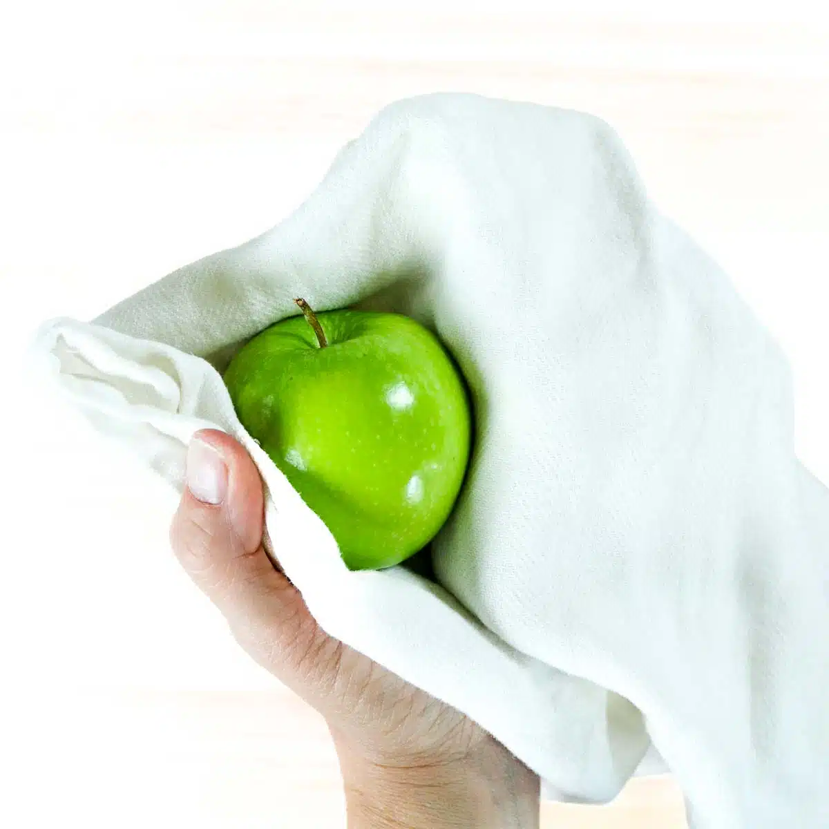 Hand cleaning the apple