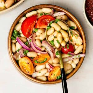 A small bowl filled with piyaz.
