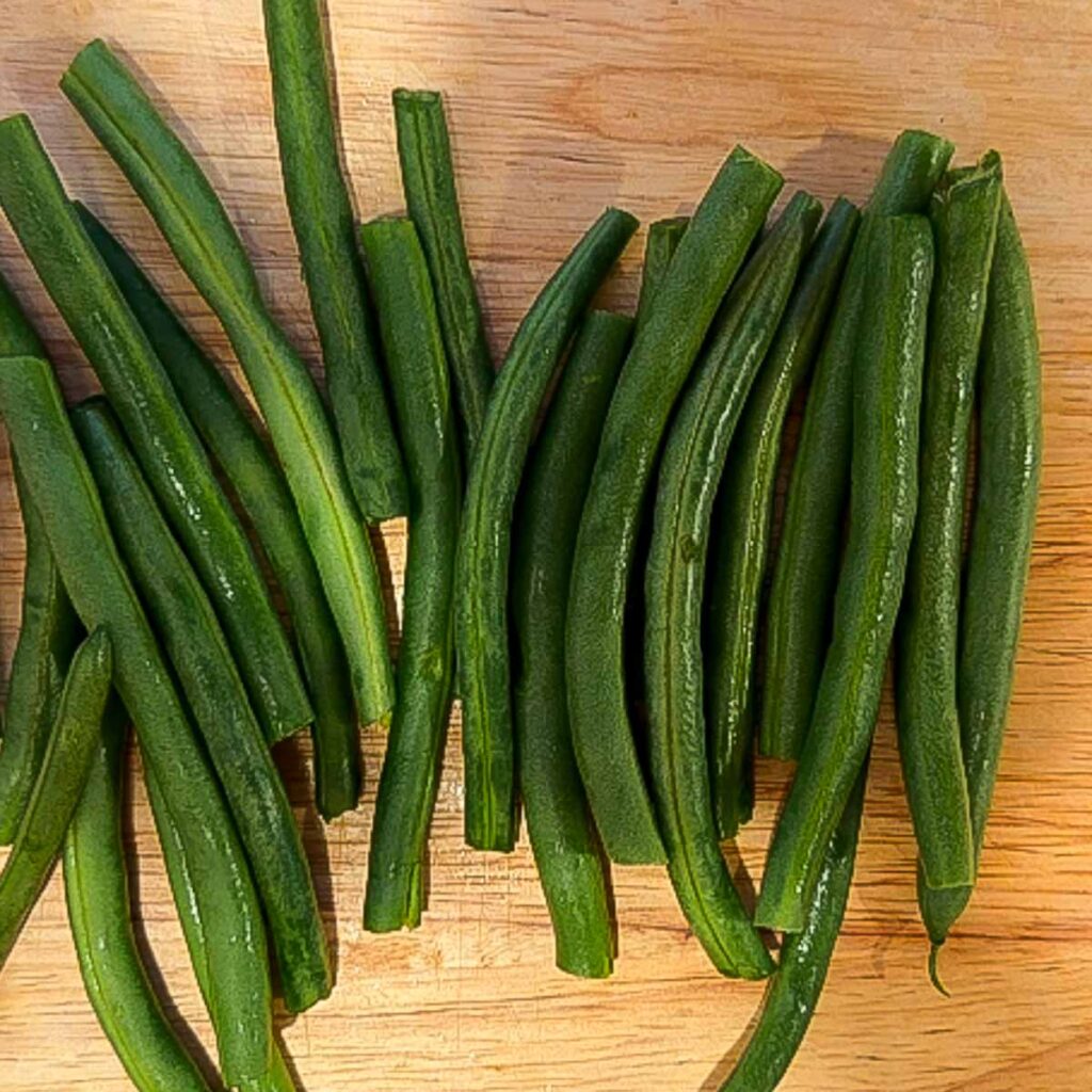 Green beans that have been washed and trimmed.